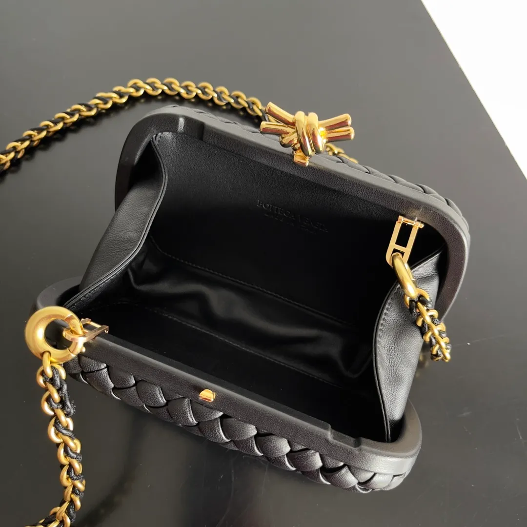 Batch 2260 BOTTEGA VENETA KNOT evening bag chain version for women is now on the market! Delicate and elegant, soft and powerful, this bag is definitely a representative of intellectual women. As an evergreen model of BV, the blessing of the chain is the icing on the cake. The classic weaving once again interprets the unique craftsmanship (the chain can be disassembled separately). Style number: 776662 Size: 19*11.5*5cm